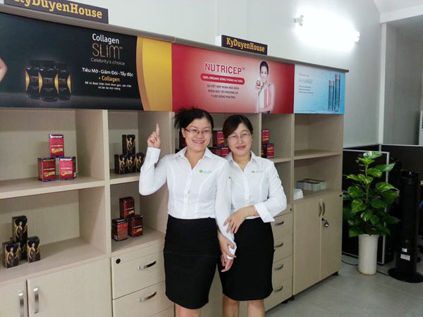 nhân viên bán hàng của showroom