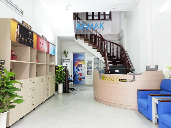 Nhìn vào toàn showroom