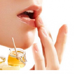 Cách làm mờ thâm môi tại nhà vừa hiệu quả vừa tiết kiệm bằng mật ong