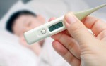 Mẹ đã phạm sai lầm gì khi hạ sốt cho bé?
